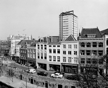 856472 Gezicht op de voorgevels van de panden Oudegracht 150 (rechts) -lager te Utrecht. Op de achtergrond de Neudeflat.
